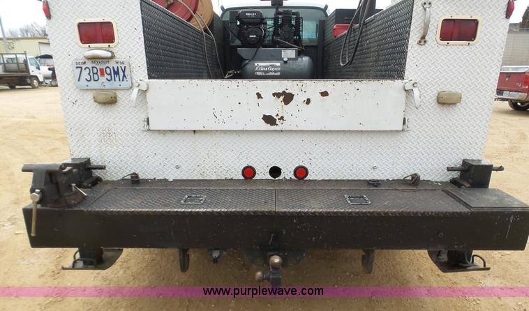 image for item K7669 2006 Ford F650 service truck with crane