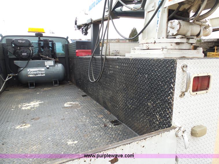 image for item K7669 2006 Ford F650 service truck with crane