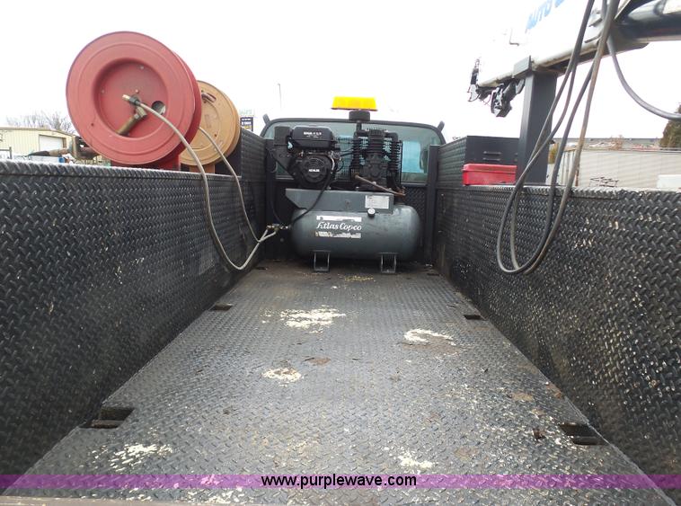 image for item K7669 2006 Ford F650 service truck with crane