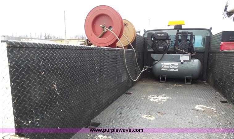 image for item K7669 2006 Ford F650 service truck with crane