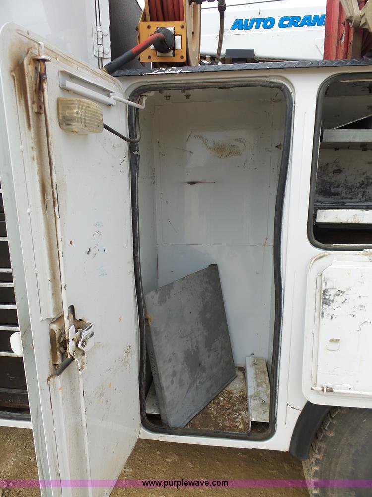 image for item K7669 2006 Ford F650 service truck with crane