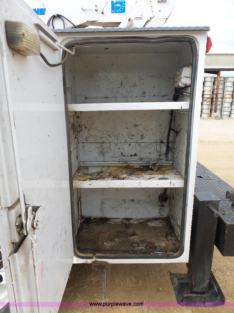 image for item K7669 2006 Ford F650 service truck with crane