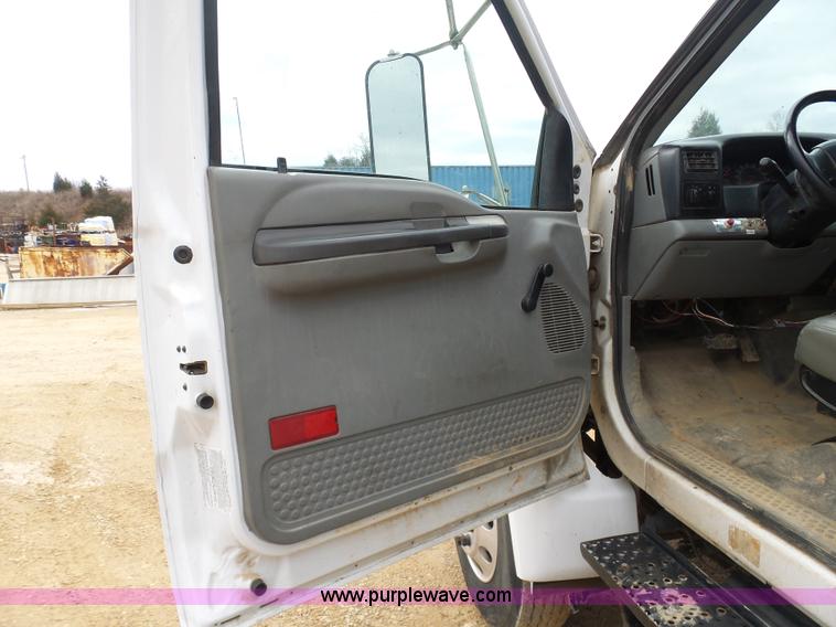 image for item K7669 2006 Ford F650 service truck with crane