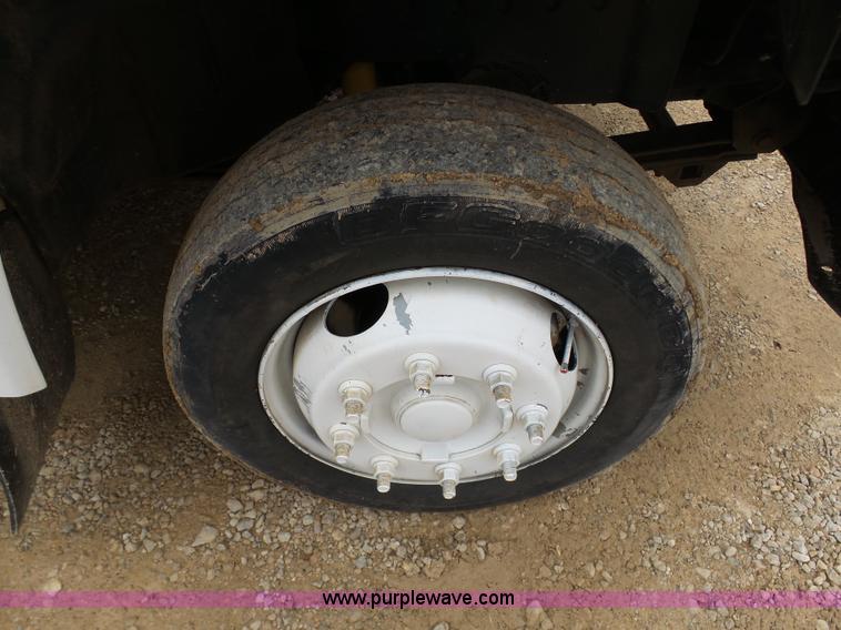 image for item K7670 2005 GMC C5500 service truck with crane