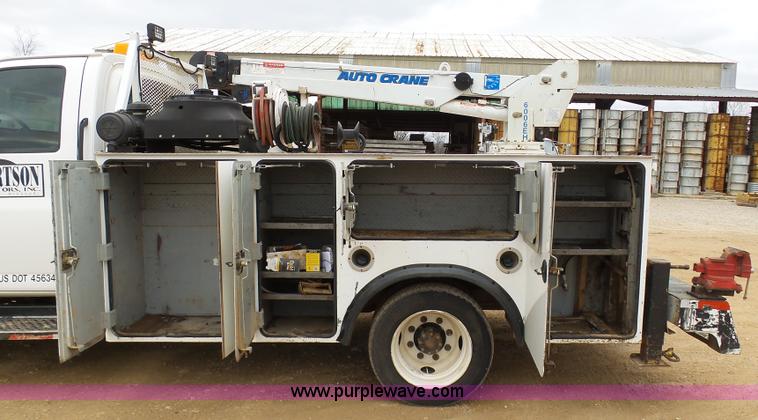 image for item K7670 2005 GMC C5500 service truck with crane