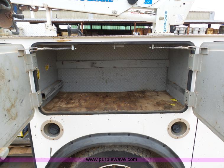 image for item K7670 2005 GMC C5500 service truck with crane