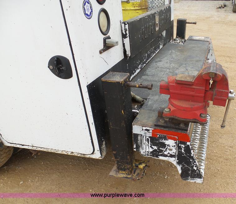 image for item K7670 2005 GMC C5500 service truck with crane