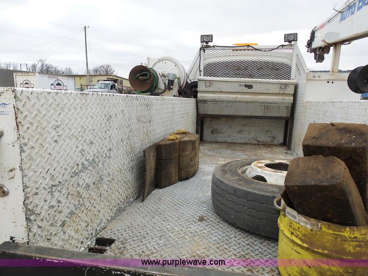 image for item K7670 2005 GMC C5500 service truck with crane