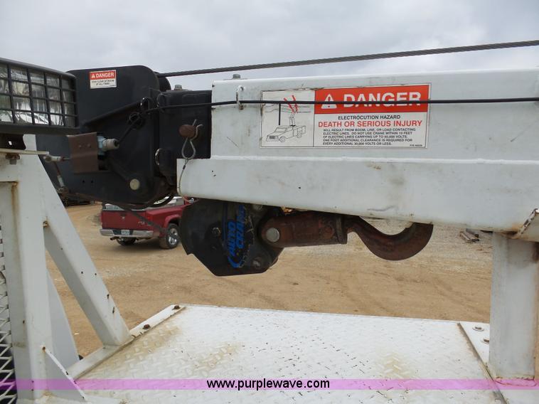 image for item K7670 2005 GMC C5500 service truck with crane