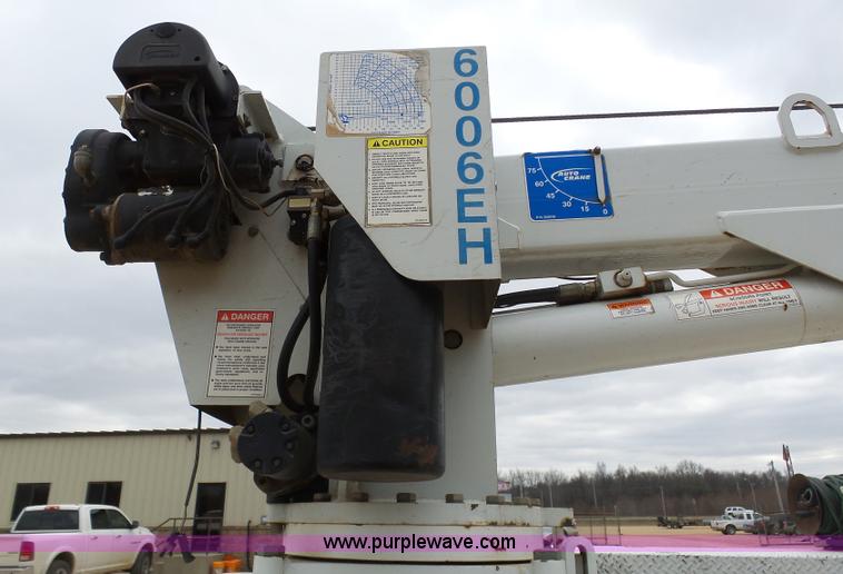 image for item K7670 2005 GMC C5500 service truck with crane