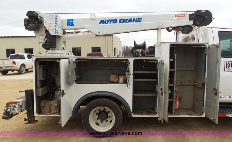 image for item K7670 2005 GMC C5500 service truck with crane