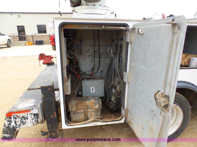 image for item K7670 2005 GMC C5500 service truck with crane