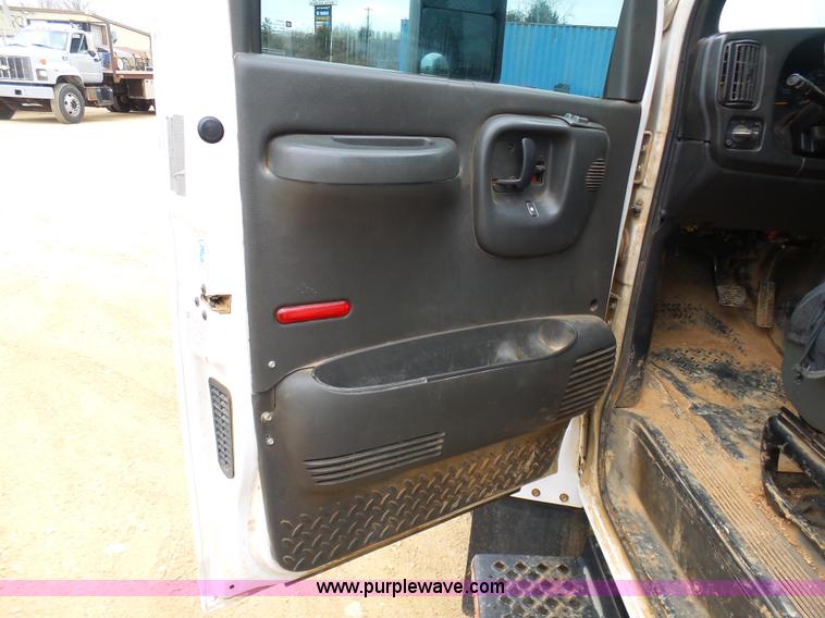 image for item K7670 2005 GMC C5500 service truck with crane