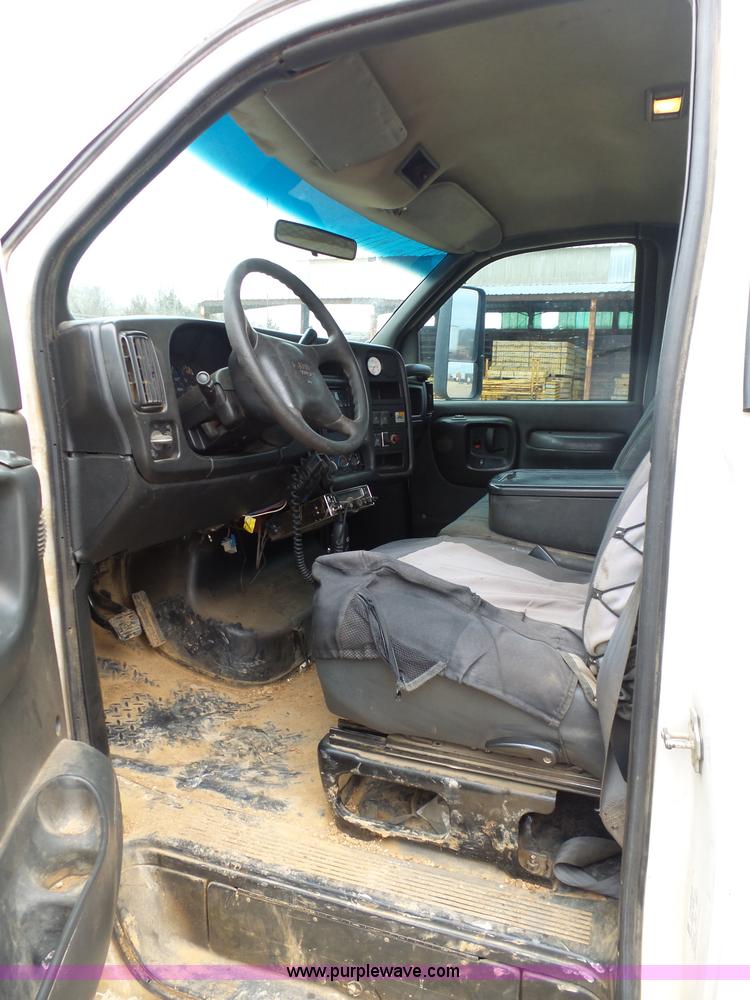 image for item K7670 2005 GMC C5500 service truck with crane