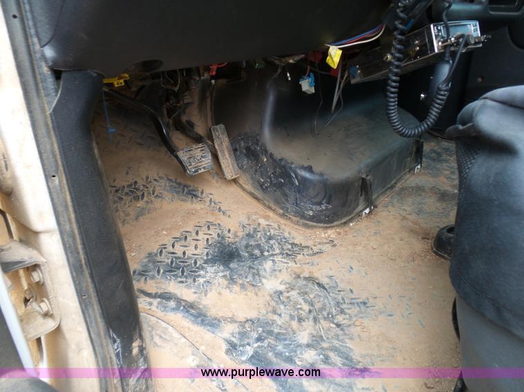 image for item K7670 2005 GMC C5500 service truck with crane