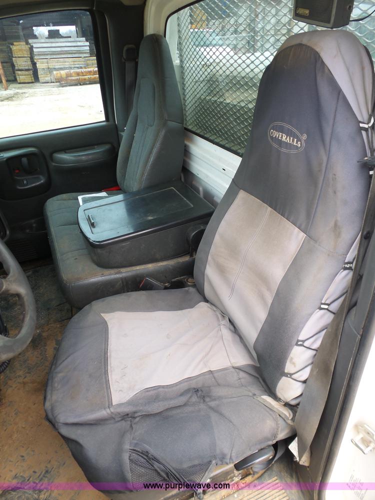 image for item K7670 2005 GMC C5500 service truck with crane