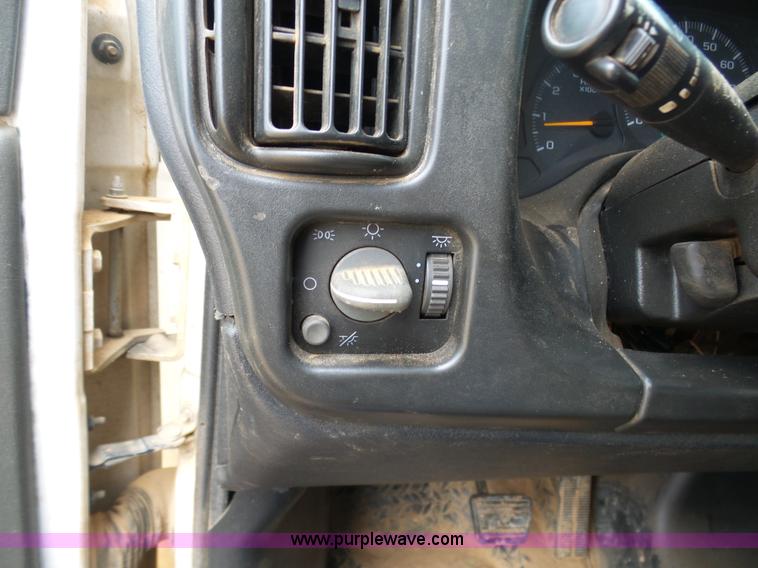 image for item K7670 2005 GMC C5500 service truck with crane