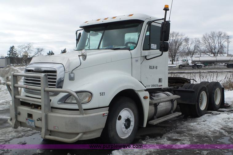 image for item L3929 2006 Freightliner Columbia semi truck