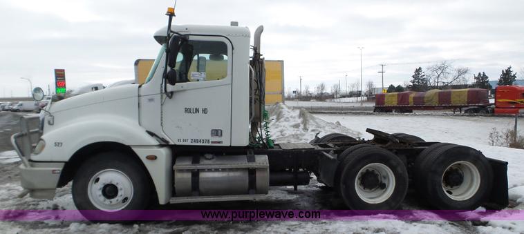 image for item L3929 2006 Freightliner Columbia semi truck