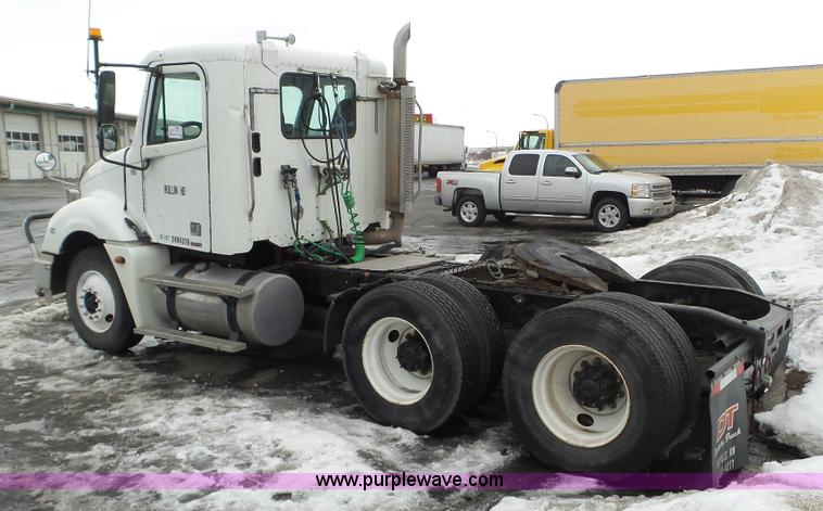 image for item L3929 2006 Freightliner Columbia semi truck