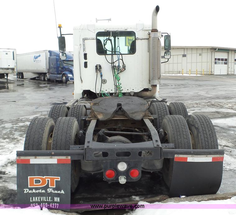 image for item L3929 2006 Freightliner Columbia semi truck