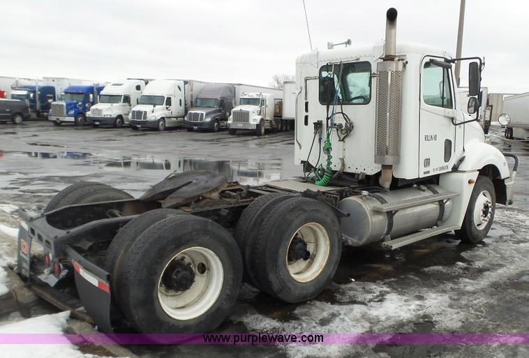image for item L3929 2006 Freightliner Columbia semi truck