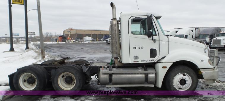 image for item L3929 2006 Freightliner Columbia semi truck