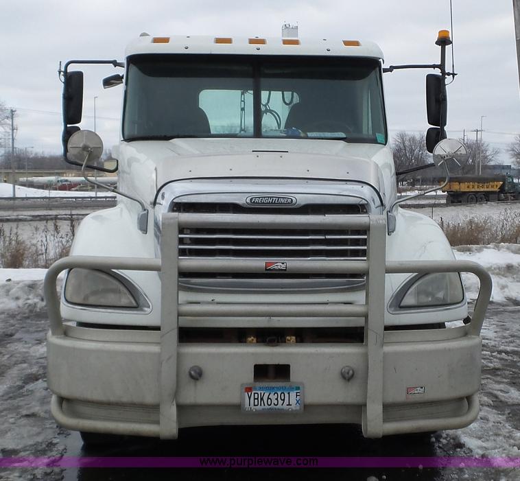 image for item L3929 2006 Freightliner Columbia semi truck