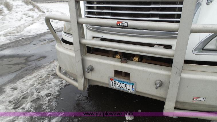 image for item L3929 2006 Freightliner Columbia semi truck