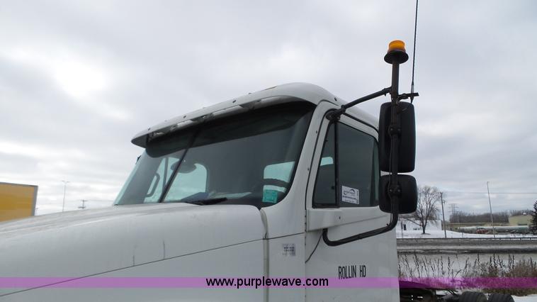 image for item L3929 2006 Freightliner Columbia semi truck