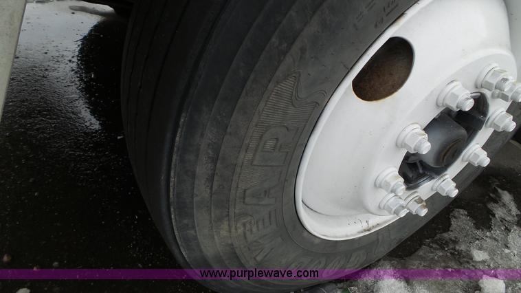 image for item L3929 2006 Freightliner Columbia semi truck