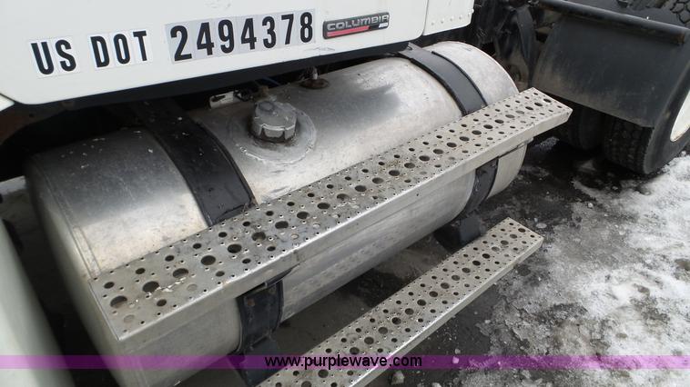 image for item L3929 2006 Freightliner Columbia semi truck