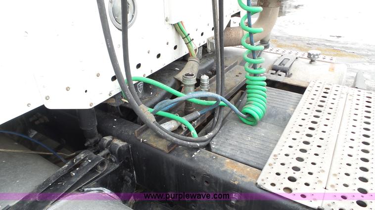 image for item L3929 2006 Freightliner Columbia semi truck