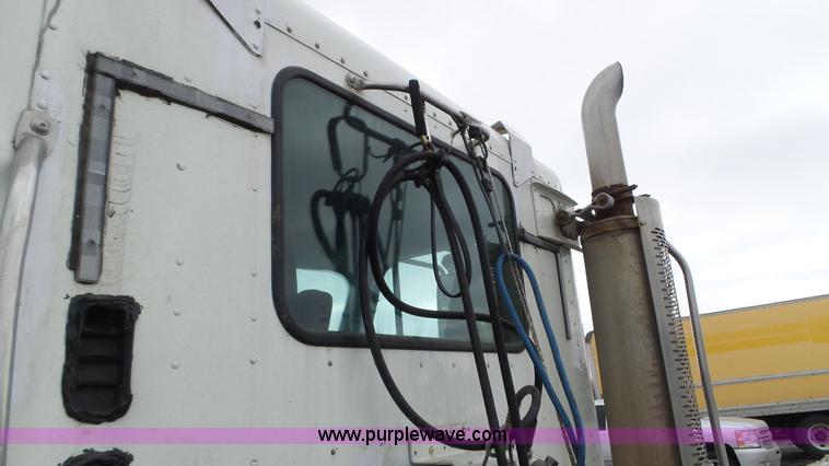 image for item L3929 2006 Freightliner Columbia semi truck