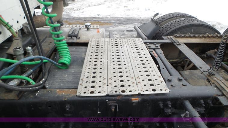 image for item L3929 2006 Freightliner Columbia semi truck