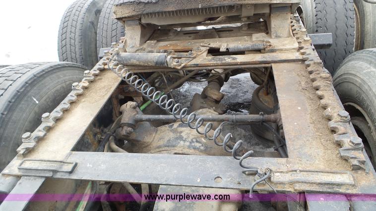 image for item L3929 2006 Freightliner Columbia semi truck