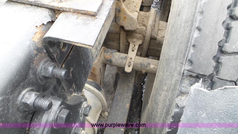 image for item L3929 2006 Freightliner Columbia semi truck