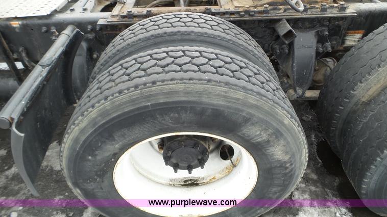 image for item L3929 2006 Freightliner Columbia semi truck