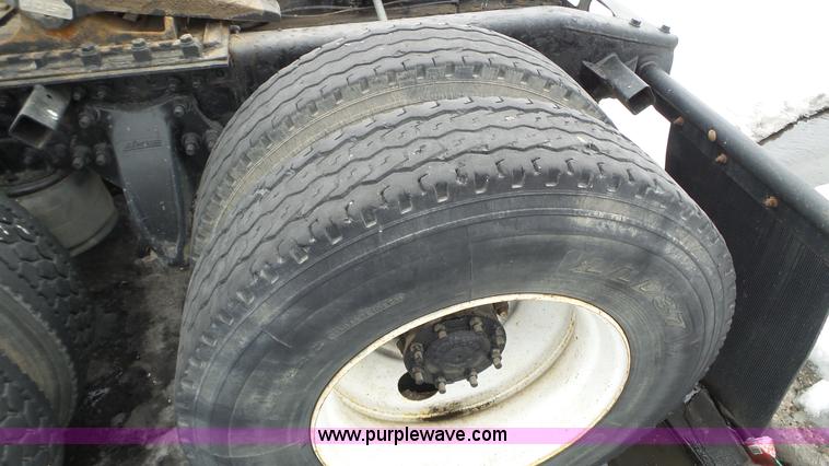 image for item L3929 2006 Freightliner Columbia semi truck