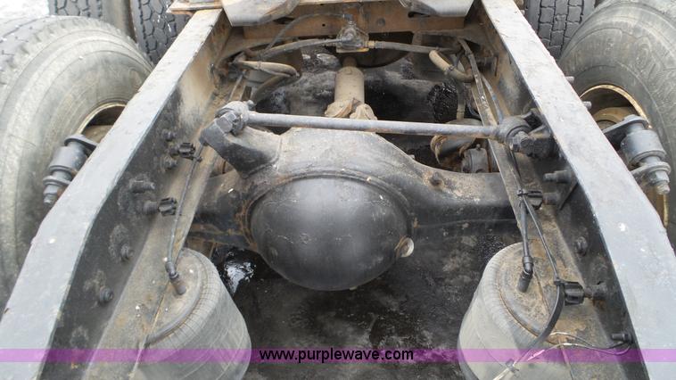 image for item L3929 2006 Freightliner Columbia semi truck