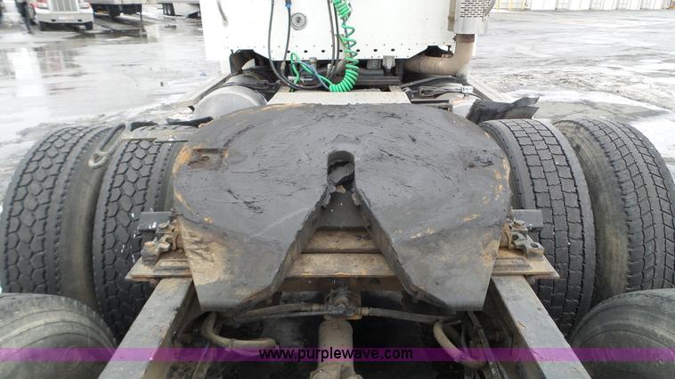 image for item L3929 2006 Freightliner Columbia semi truck