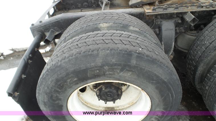 image for item L3929 2006 Freightliner Columbia semi truck