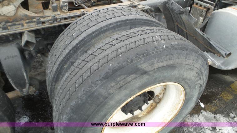 image for item L3929 2006 Freightliner Columbia semi truck