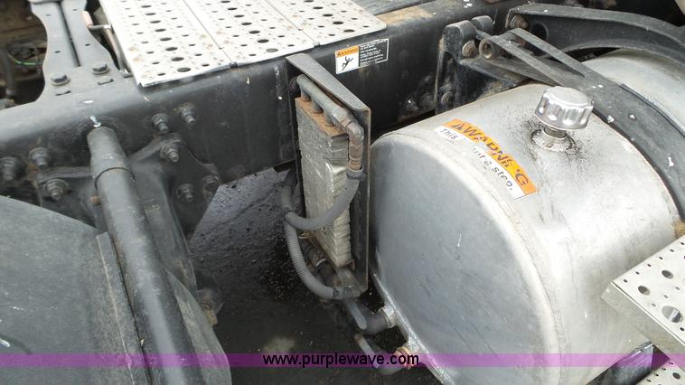 image for item L3929 2006 Freightliner Columbia semi truck