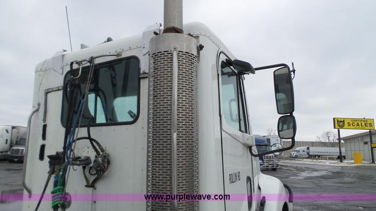 image for item L3929 2006 Freightliner Columbia semi truck