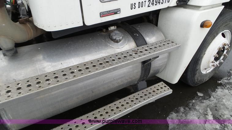 image for item L3929 2006 Freightliner Columbia semi truck