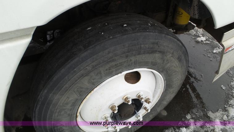 image for item L3929 2006 Freightliner Columbia semi truck