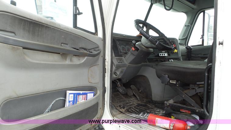 image for item L3929 2006 Freightliner Columbia semi truck