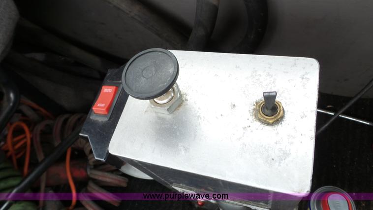 image for item L3929 2006 Freightliner Columbia semi truck