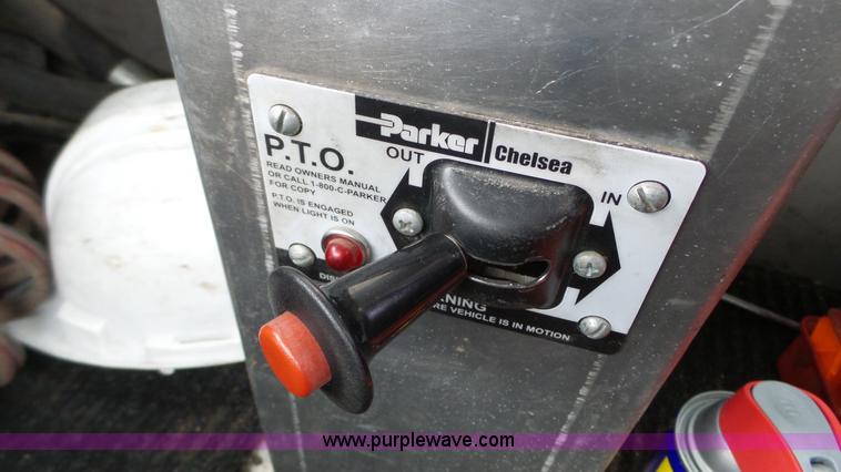 image for item L3929 2006 Freightliner Columbia semi truck